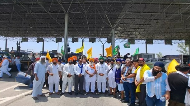 Farmers' organizations made the toll booths of the state free.