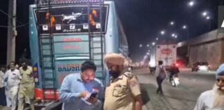 ਅੰਮ੍ਰਿਤਸਰ ਵਿਖੇ ਬੱਸ ਲੈਂਟਰ ਨਾਲ ਟਕਰਾਈ; ਛੱਤ ਉੱਤੇ ਬੈਠੇ ਮੁਸਾਫ਼ਿਰਾਂ ਵਿੱਚੋਂ 3 ਦੀ ਮੌਤ Bus hits lantern in Amritsar